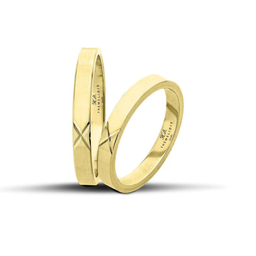 Πρωτότυπες βέρες γάμου από κίτρινο χρυσό 3mm, με λουστρέ φινίρισμα και χαραγμένο ματ γεωμετρικό σχέδιο.